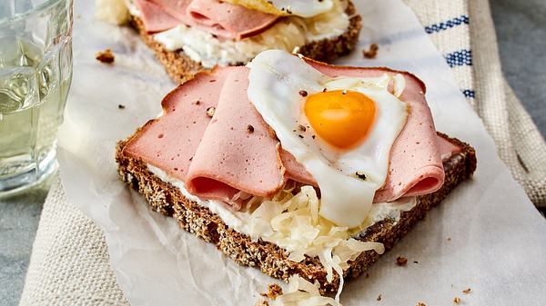Leberkäse mit Sauerkraut und Wachtelspiegelei Rezept - Foto: House of Food / Bauer Food Experts KG