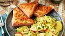 Knuspriges Leberkäse-Rezept: Leberkäse ist paniert und knusprig angebraten, dazu auf dem Teller: Mit Apfel verfeinerter Kartoffelsalat. - Foto: LECKER @ Bauer Media Group