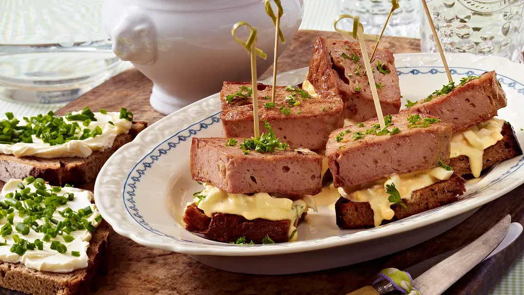 Leberkäse-Spieße mit Eiercreme Rezept - Foto: LECKER @ Bauer Media Group Leberkäse-Spieße mit Eiercreme Rezept - Foto: LECKER @ Bauer Media Group