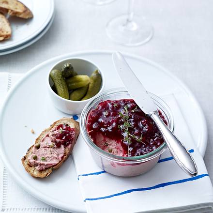 Leberpastete mit grünem Pfeffer, Thymian und Preiselbeeren Rezept Leberpastete mit grünem Pfeffer, Thymian und Preiselbeeren Rezept