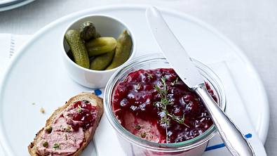 Leberpastete mit grünem Pfeffer, Thymian und Preiselbeeren Rezept - Foto: LECKER @ Bauer Media Group