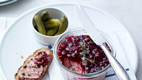 Leberpastete mit grünem Pfeffer, Thymian und Preiselbeeren Rezept - Foto: House of Food / Bauer Food Experts KG