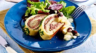 Leberwurst-Kartoffelrolle mit Apfelkompott und gemischtem Salat Rezept - Foto: LECKER @ Bauer Media Group