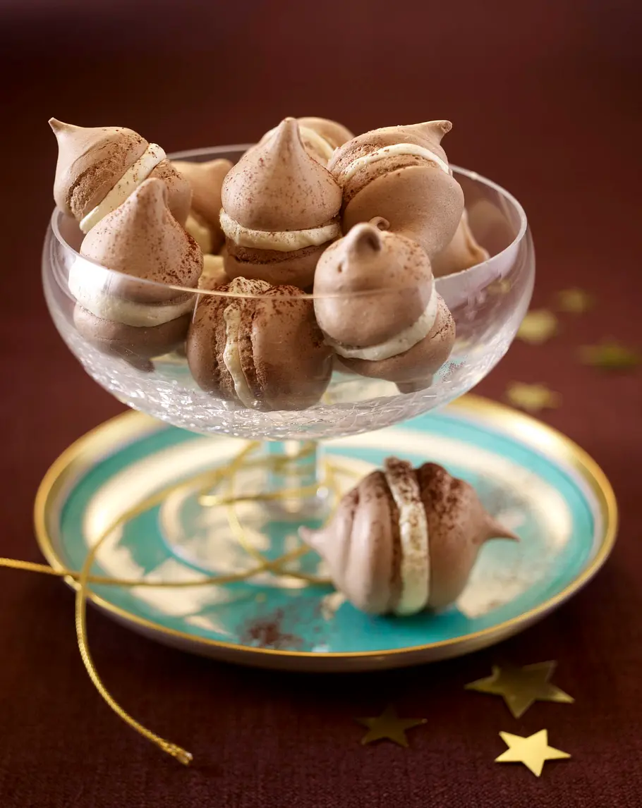 Lebkuchen-Baiser-Tuffs mit Kardamom-Creme-Füllung (Meringue) Rezept Lebkuchen-Baiser-Tuffs mit Kardamom-Creme-Füllung Rezept