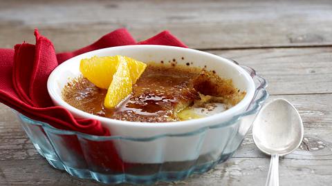 Lebkuchen-Crème-brûlée mit Orangenfilets Rezept - Foto: House of Food / Bauer Food Experts KG