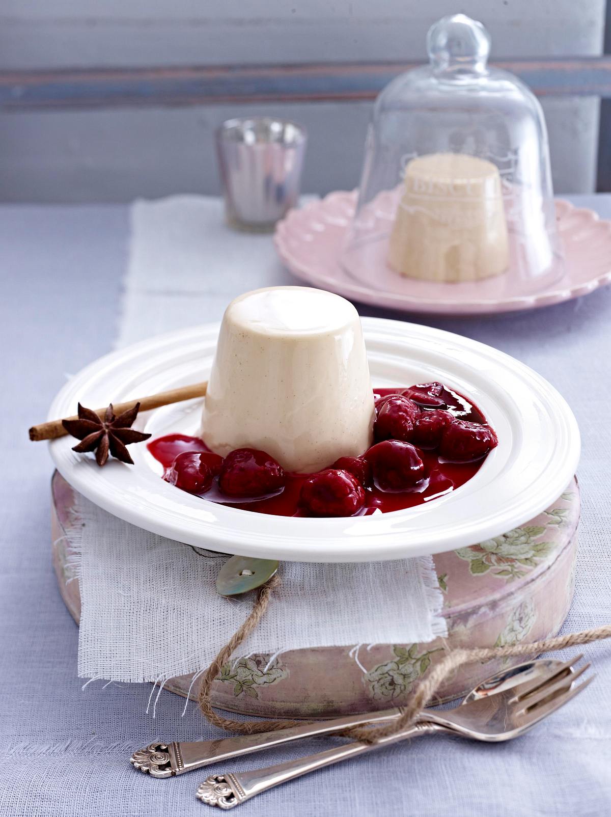 Lebkuchen-Panna Cotta mit heißen Himbeeren Rezept