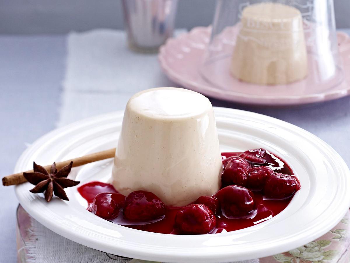 Lebkuchen-Panna Cotta mit heißen Kirschen Rezept