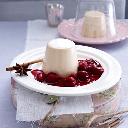 Lebkuchen-Panna-Cotta zu heißen Beeren Rezept Lebkuchen-Panna-Cotta zu heißen Beeren Rezept