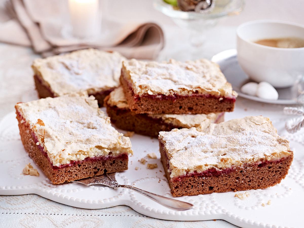 Lebkuchen-Schnitten mit Himbeer und Baiser Rezept