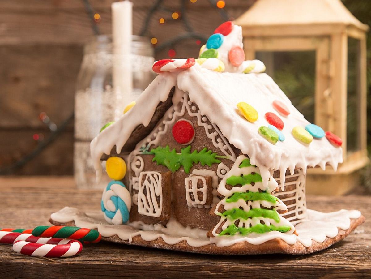 Lebkuchenhaus dekoriert mit Zuckerguss und bunten Fruchtgummis