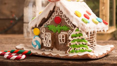 Lebkuchenhaus dekoriert mit Zuckerguss und bunten Fruchtgummis - Foto: iStock/karamba70