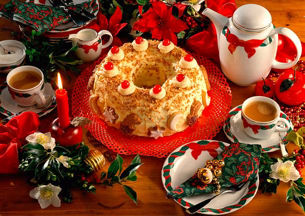 Lebkuchenkranz mit Kirschen Rezept Lebkuchenkranz mit Kirschen Rezept