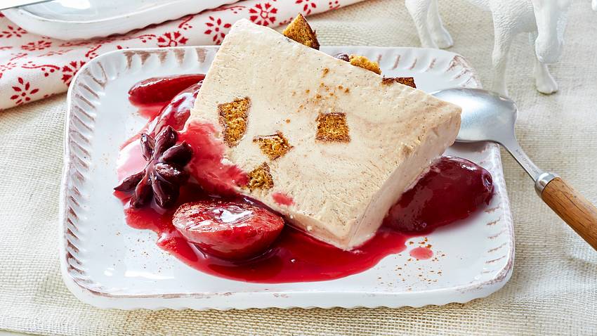 Lebkuchenparfait mit Punschpflaumenkompott Rezept - Foto: House of Food / Bauer Food Experts KG