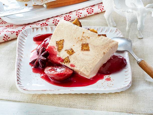 Lebkuchenparfait mit Punschpflaumenkompott Rezept Lebkuchenparfait mit Punschpflaumenkompott Rezept