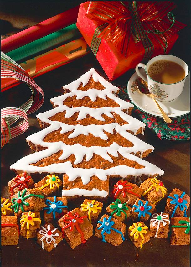 Lebkuchentannenbaum mit bunten Päckchen Rezept | LECKER