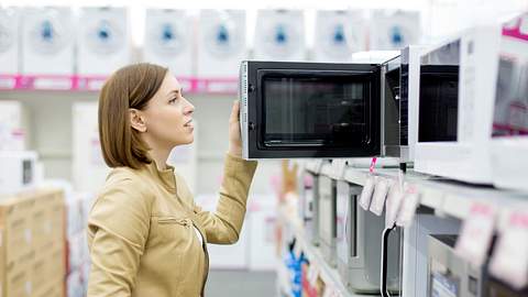 Mikrowelle kaufen - Foto: iStock/97