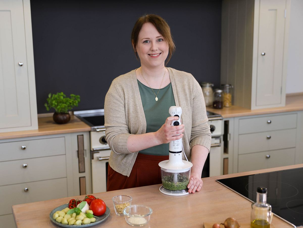 Redakteurin Constanze Brinkschulte in der LECKER-Küche