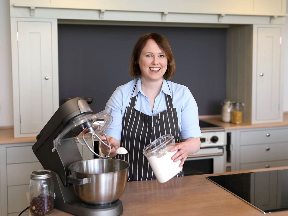 Constanze Brinkschulte von LECKER.de steht hinter einer Küchenmaschine und füllt Mehl ein