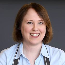 Constanze Brinkschulte von LECKER.de steht hinter einer Küchenmaschine und füllt Mehl ein - Foto: LECKER.de