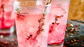 Leicht herber Cranberry Mezcal Rezept - Foto: LECKER @ Bauer Media Group