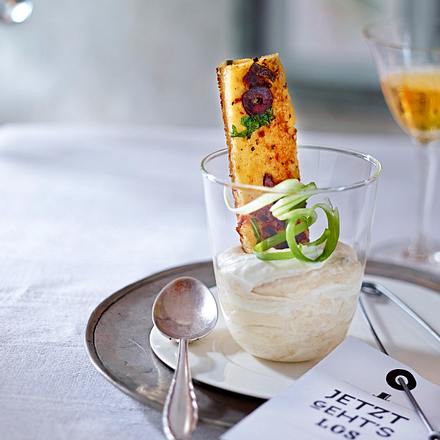 Leichte Bohnencreme mit XXL-Tramezzini-Croutons Rezept Leichte Bohnencreme mit XXL-Tramezzini-Croutons Rezept