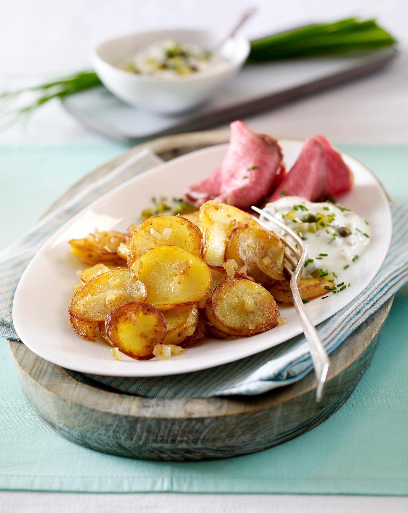 Leichte Bratkartoffeln mit Roastbeef und Joghurtremoulade Rezept | LECKER