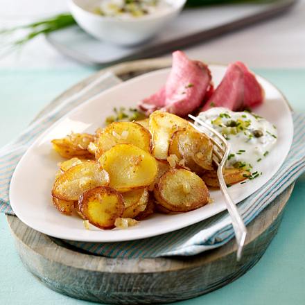 Leichte Bratkartoffeln mit Roastbeef und Joghurtremoulade Rezept Leichte Bratkartoffeln mit Roastbeef und Joghurtremoulade Rezept