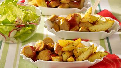 Leichte Currywurst mit Kartoffelspalten Rezept - Foto: LECKER @ Bauer Media Group