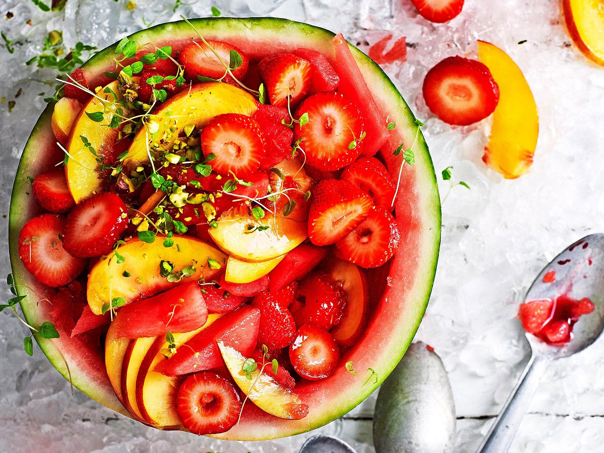 Leichte Dessert: Obstsalat serviert in einer Wassermelone