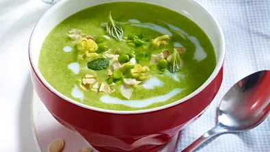 Leichte Erbsencreme-Suppe mit Schinken Rezept - Foto: LECKER @ Bauer Media Group