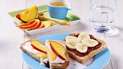 Leichte Frühstücks-Toasts mit Obst Rezept - Foto: LECKER @ Bauer Media Group