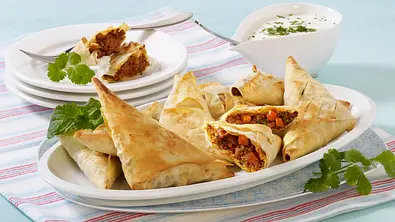 Leichte Hacktaschen mit Joghurt-Kräuter-Dip Rezept - Foto: LECKER @ Bauer Media Group
