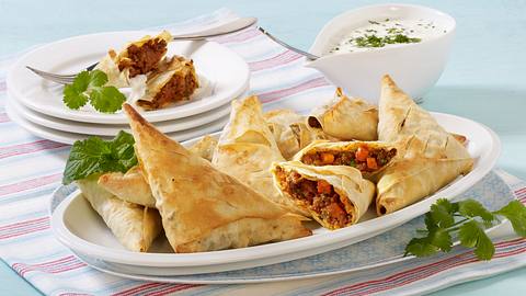 Leichte Hacktaschen mit Joghurt-Kräuter-Dip Rezept - Foto: House of Food / Bauer Food Experts KG