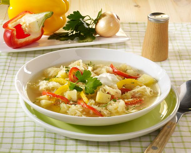 Leichte Kartoffel-Sauerkraut-Suppe mit Crème légère Rezept Leichte Kartoffel-Sauerkraut-Suppe mit Crème légère Rezept