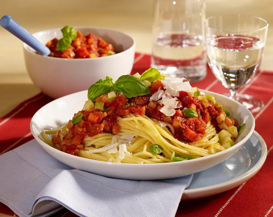 Leichte Nudeln mit Tomaten-Gemüsesoße Rezept Leichte Nudeln mit Tomaten-Gemüsesoße Rezept
