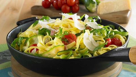Leichte Nudelpfanne Rezept - Foto: House of Food / Bauer Food Experts KG