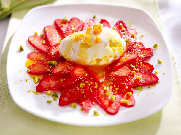 Leichte Orangenmousse auf Erdbeer-Carpaccio Rezept