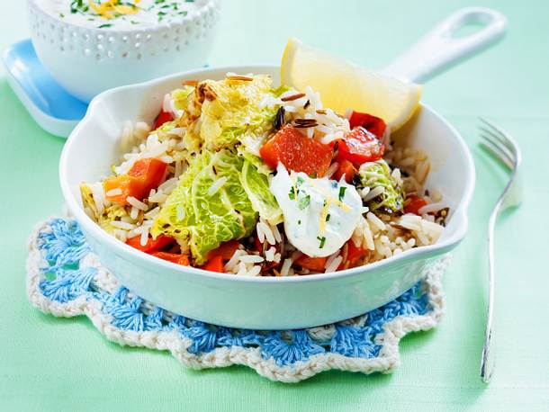 Reispfanne mit Wirsing-Paprika-Gemüse und Saure-Sahne-Dip Rezept Reispfanne mit Wirsing-Paprika-Gemüse und Saure-Sahne-Dip Rezept