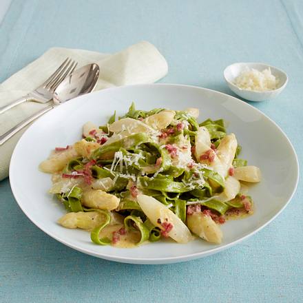 Leichte Spargel-Carbonara zu grünen Bandnudeln Rezept Leichte Spargel-Carbonara zu grünen Bandnudeln Rezept