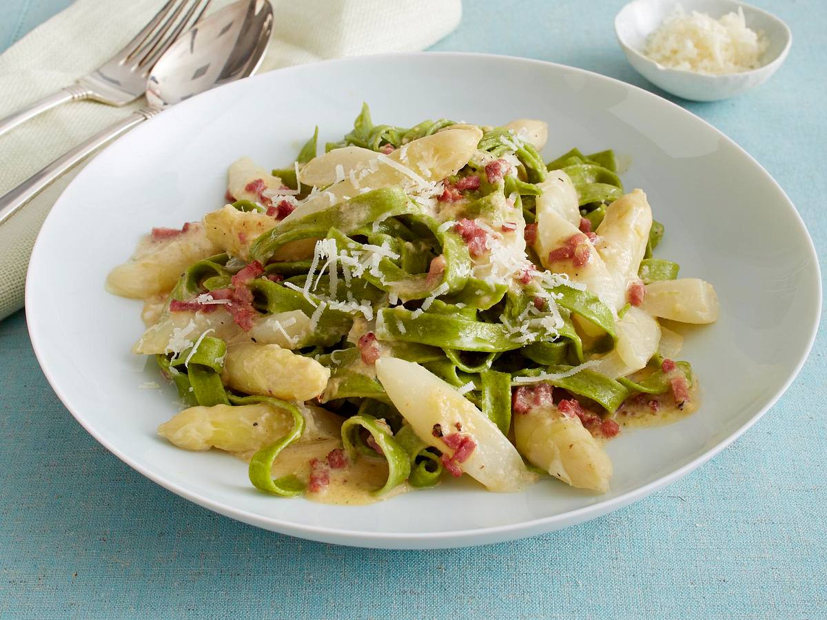 Leichte Spargel-Carbonara zu grünen Bandnudeln Rezept