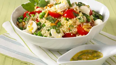 Leichter Couscous-Salat mit Mozzarella Rezept - Foto: LECKER @ Bauer Media Group