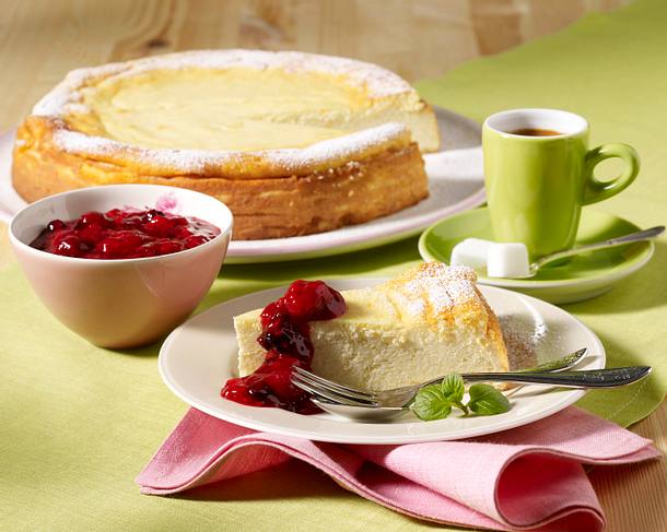 Leichter Käsekuchen mit roter Grütze Rezept Leichter Käsekuchen mit roter Grütze Rezept