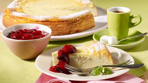 Leichter Käsekuchen mit roter Grütze Rezept - Foto: House of Food / Bauer Food Experts KG