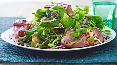 Leichter Wintersalat mit Roastbeef-Aufschnitt Rezept - Foto: LECKER @ Bauer Media Group