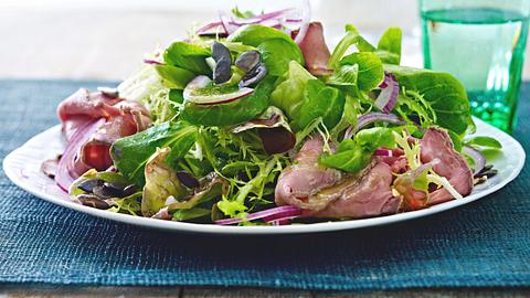 Leichter Wintersalat mit Roastbeef-Aufschnitt Rezept - Foto: House of Food / Bauer Food Experts KG