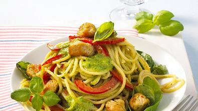 Leichtes Basilikum-Pesto zu Nudeln Rezept - Foto: LECKER @ Bauer Media Group