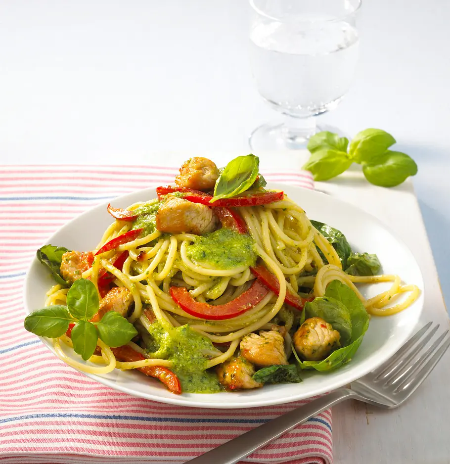 Leichtes Basilikum-Pesto zu Nudeln Rezept Leichtes Basilikum-Pesto zu Nudeln Rezept