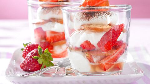 Leichtes Erdbeer-Tiramisu mit Orangenplätzchen Rezept - Foto: House of Food / Bauer Food Experts KG