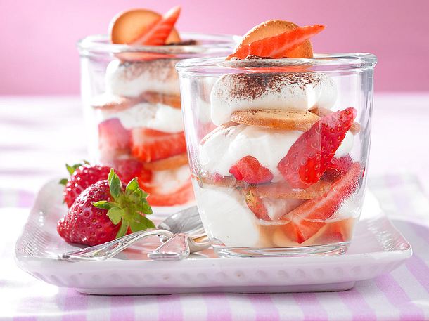 Leichtes Erdbeer-Tiramisu mit Orangenplätzchen Rezept Leichtes Erdbeer-Tiramisu mit Orangenplätzchen Rezept