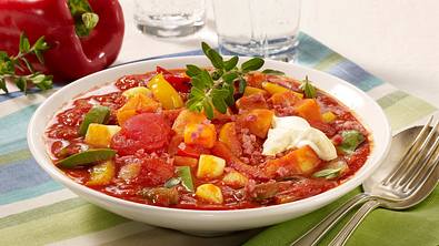 Leichtes Kartoffel-Paprika-Gulasch Rezept - Foto: LECKER @ Bauer Media Group